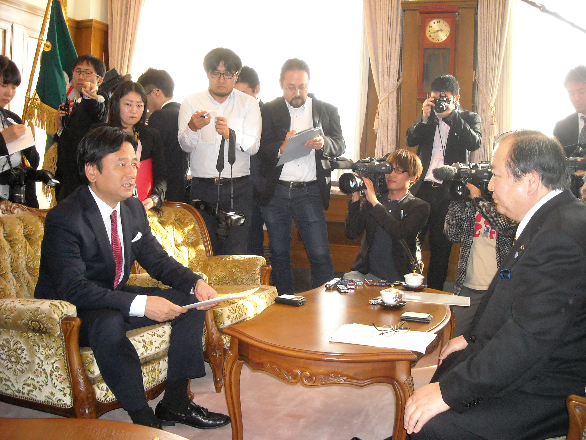 会談を行う佐賀県山口知事と金子市長の写真