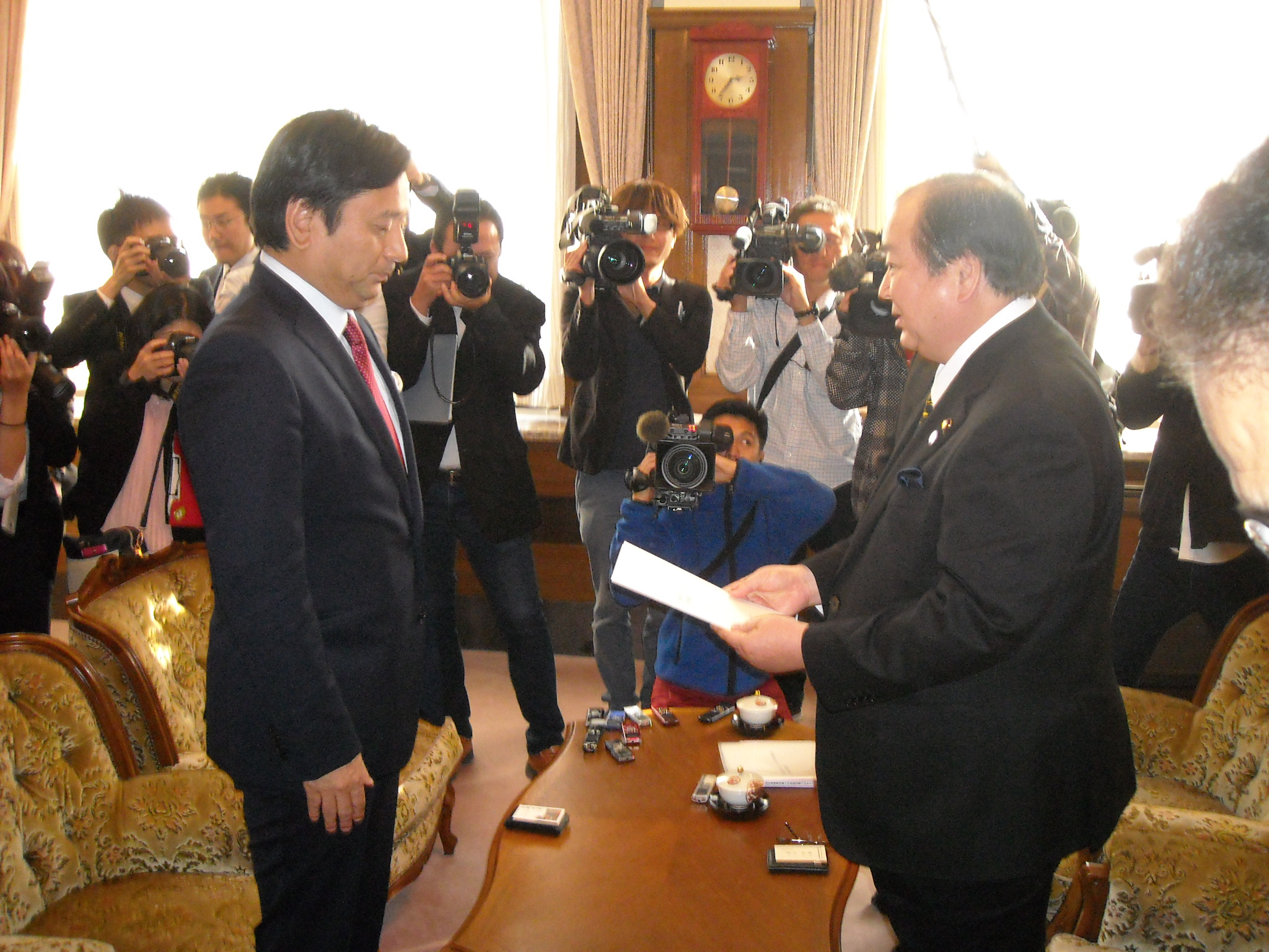 山口佐賀県知事へ要請書を手交する金子市長の写真