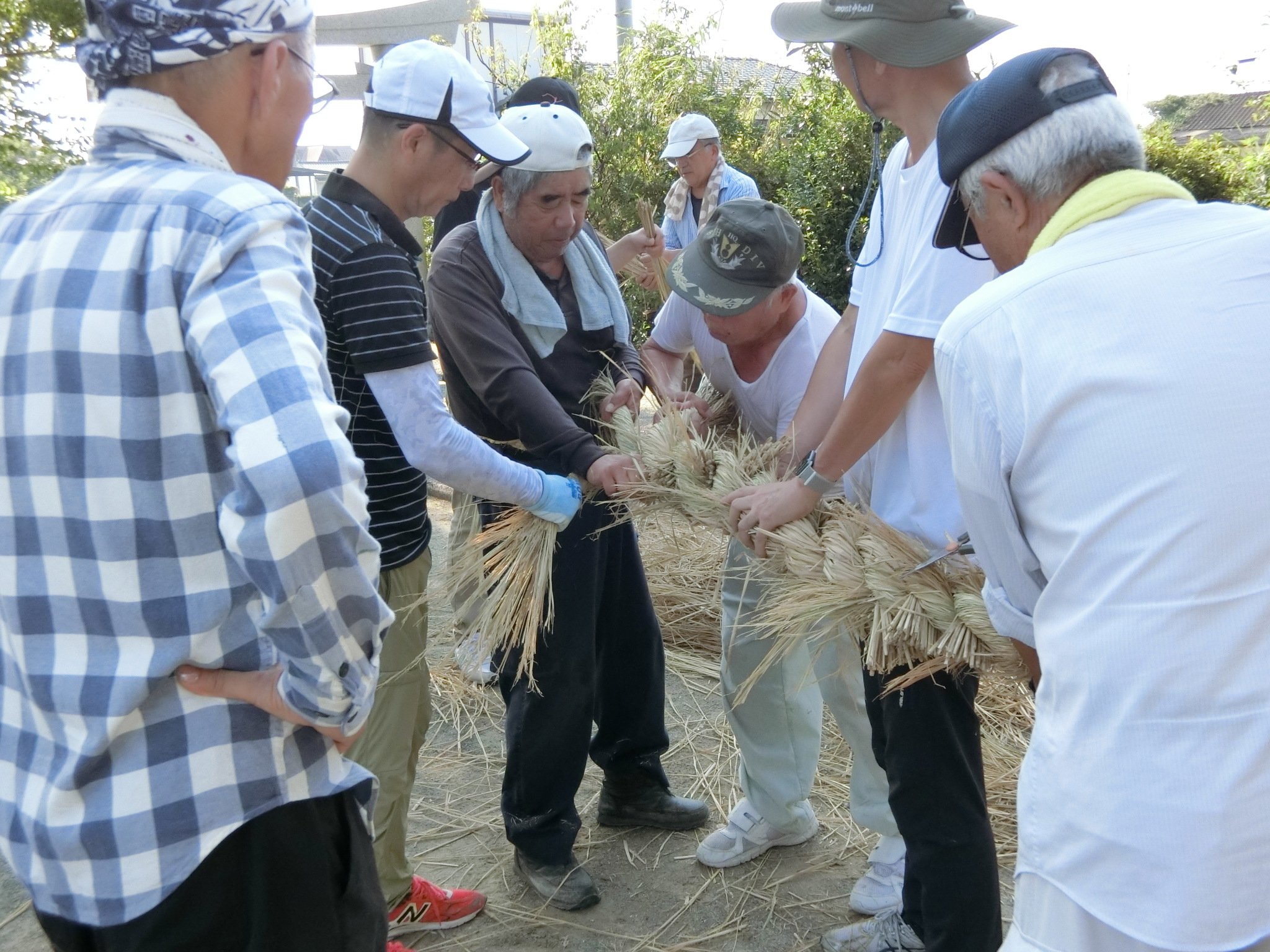 【写真１】大人による縄づくり.JPG