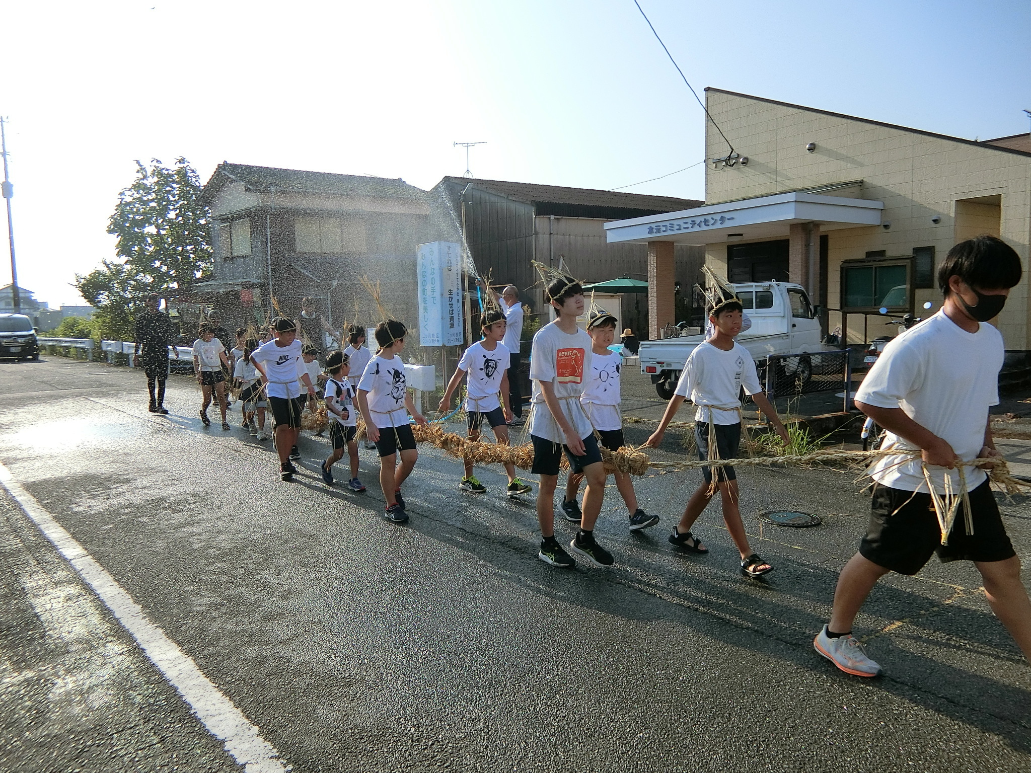【写真３】地区内を練り歩く子どもたち.JPG