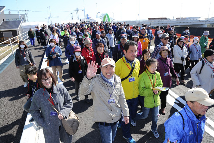 有明海沿岸道路矢部川大橋ウォーキング大会の様子