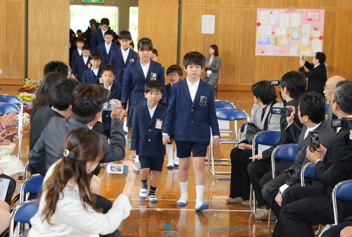 入学式に参加する新入生と6年生の様子