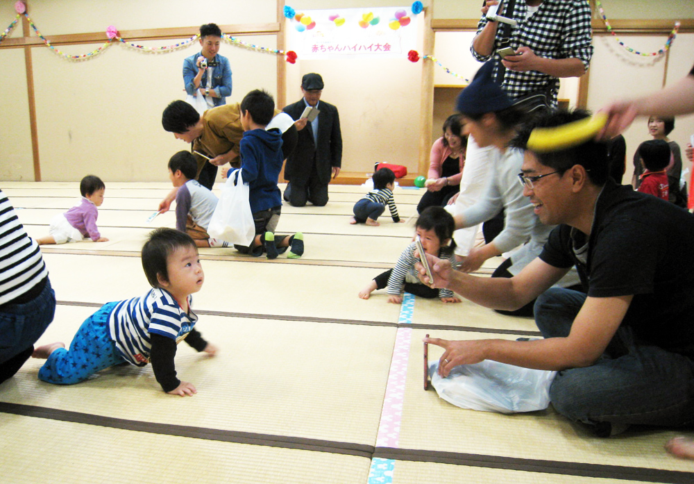 赤ちゃんハイハイ大会の様子