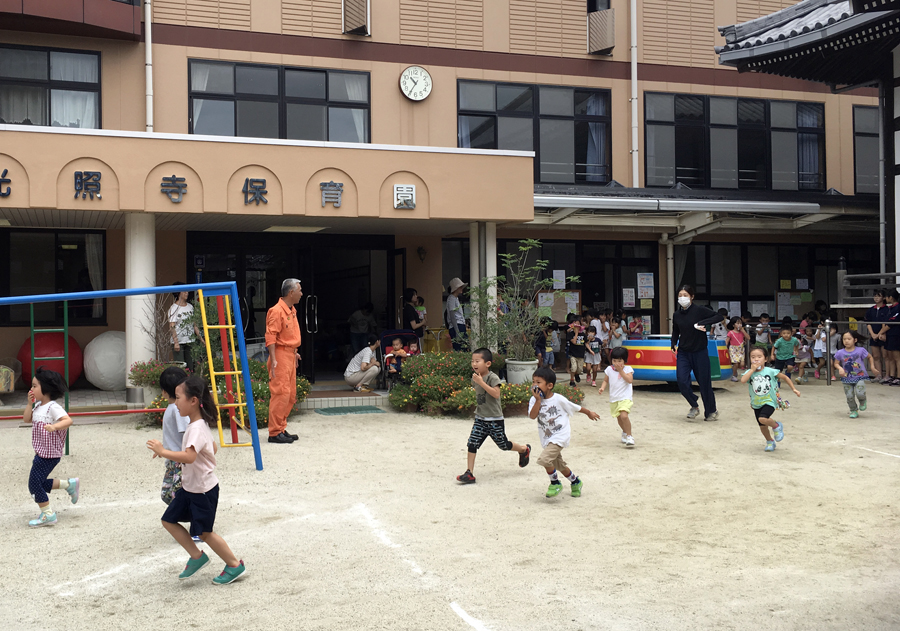 防火教室で避難訓練をする幼児の様子