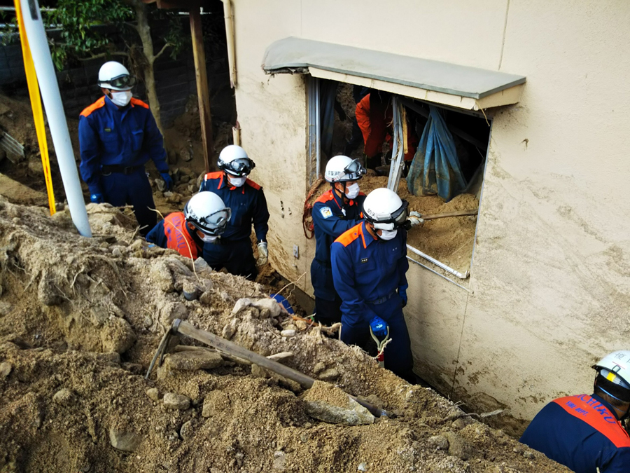 緊急消防援助隊が作業をする様子