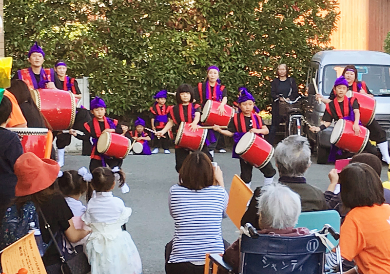 介護老人保健施設シャンティで太鼓を披露する児童の様子