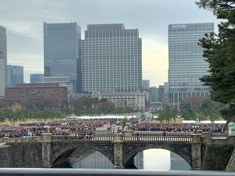 参賀を待つ人たちの写真