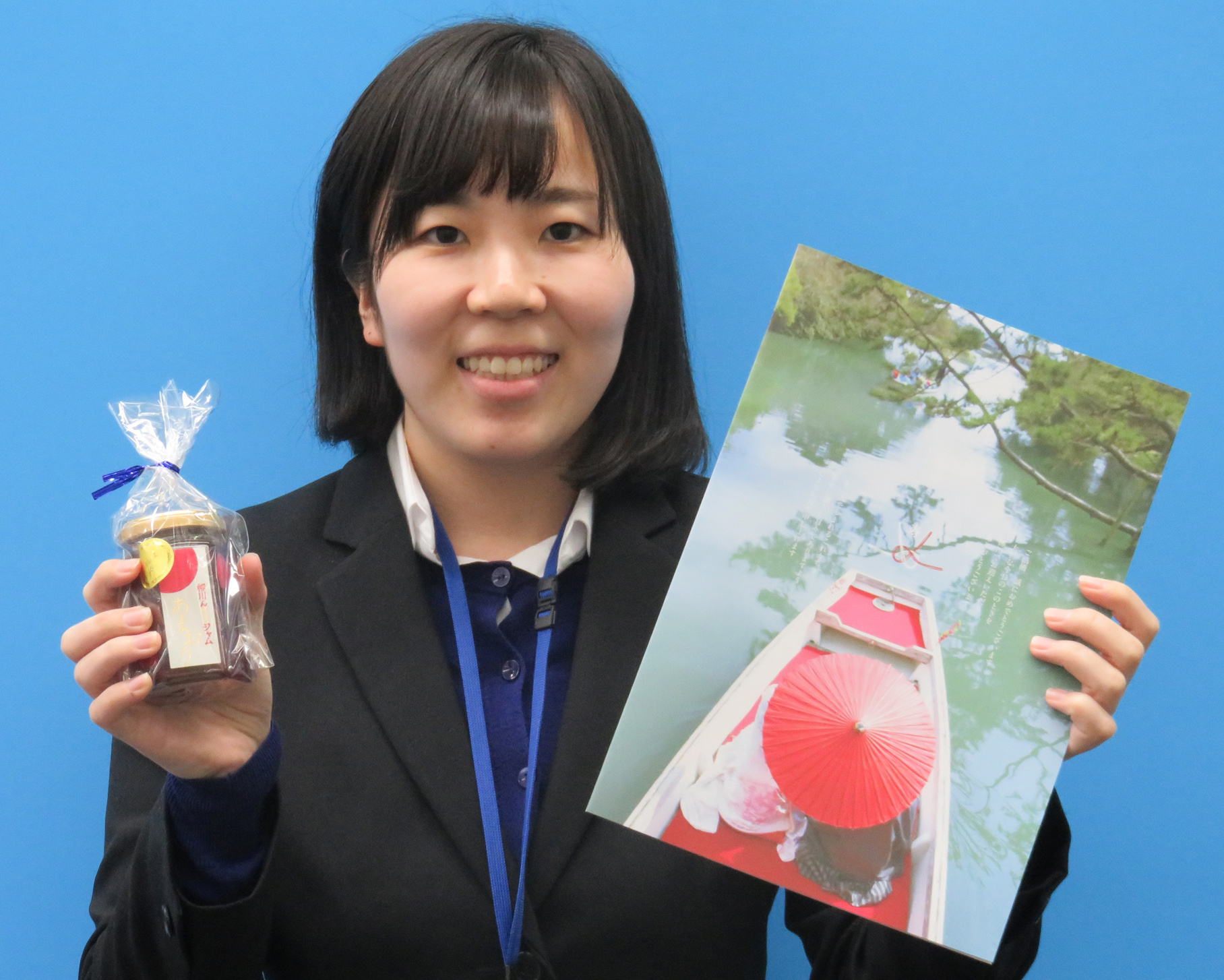 柳川ブランド認定品を持った職員の女性の写真