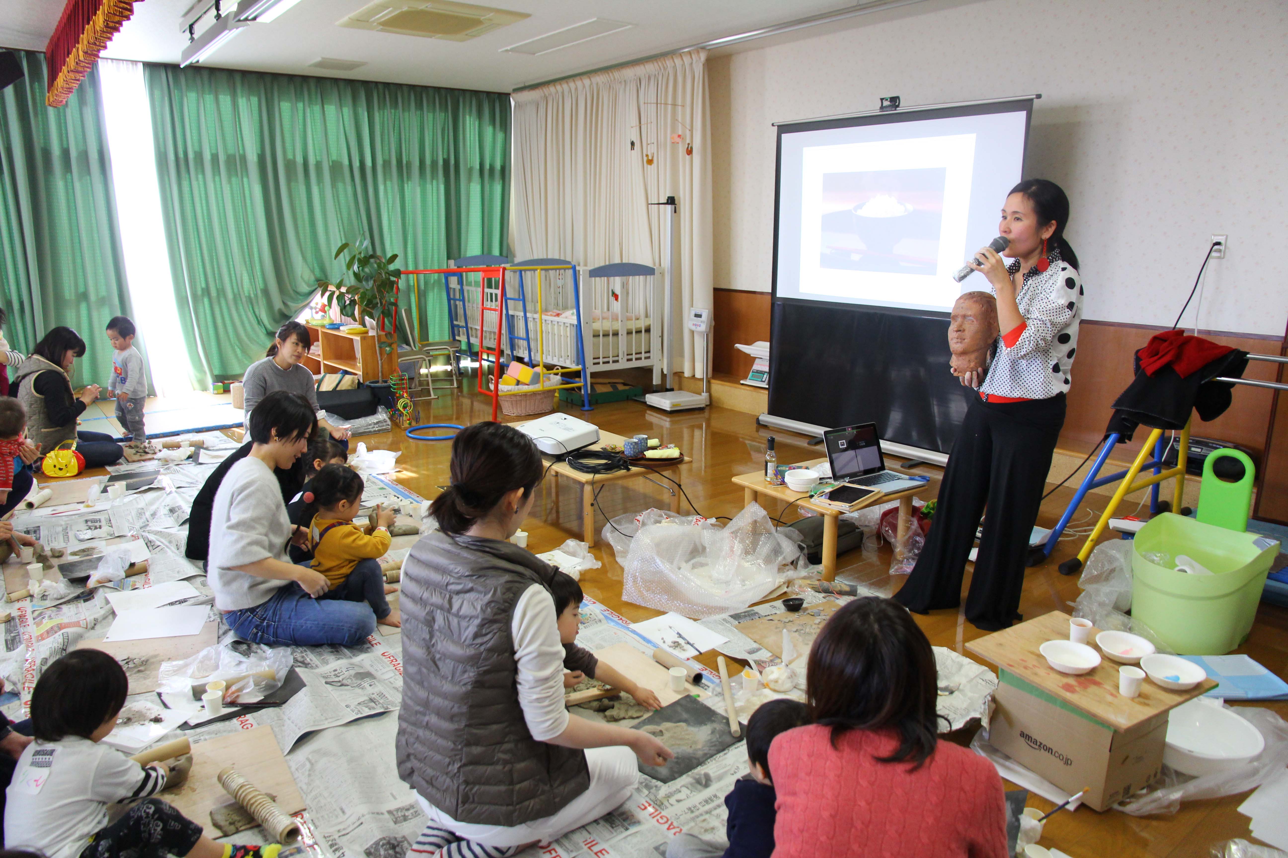 親子で楽しむアートワークショップの様子