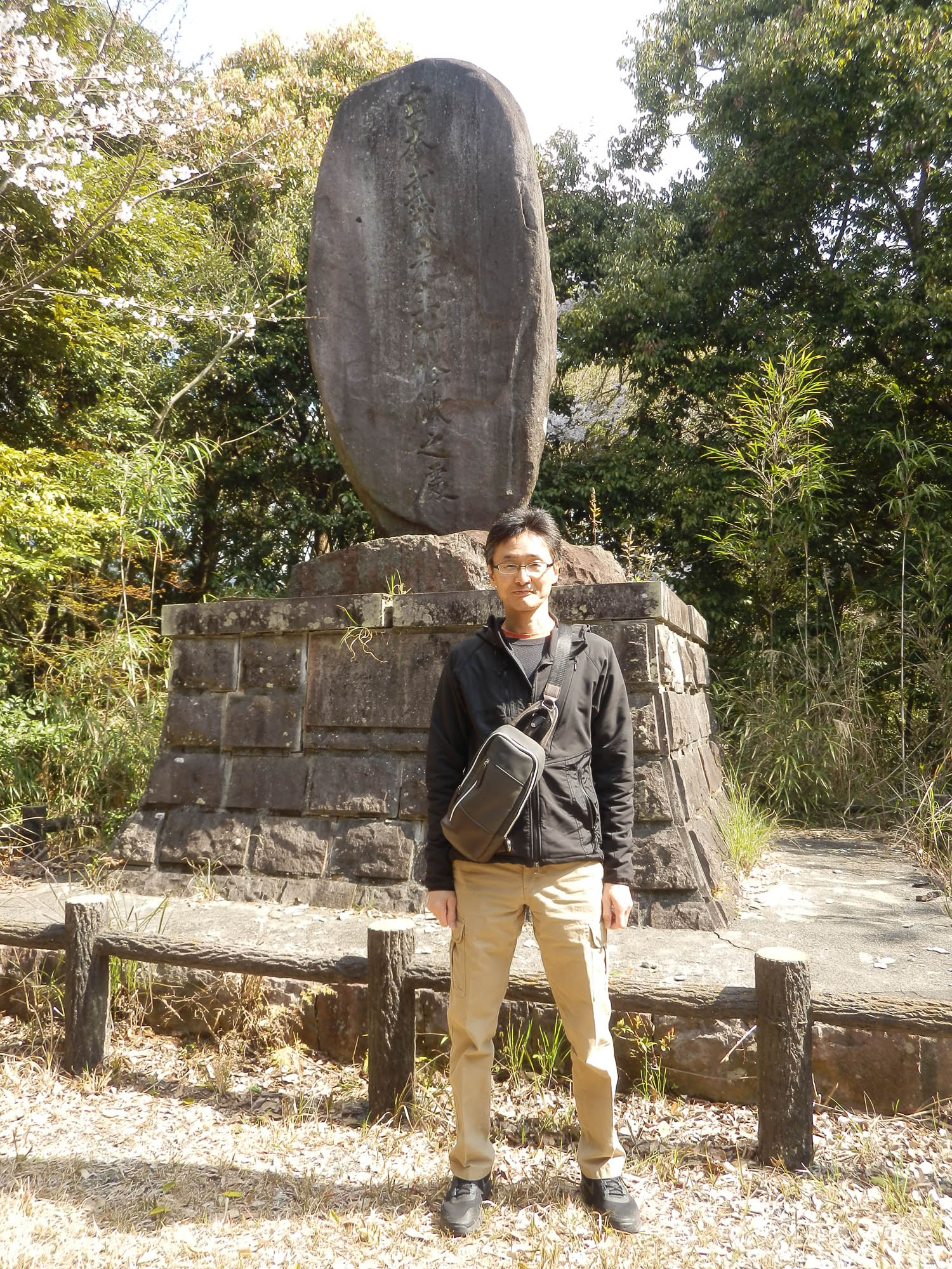 石碑の前で記念撮影をする島添守男保健福祉部長の写真