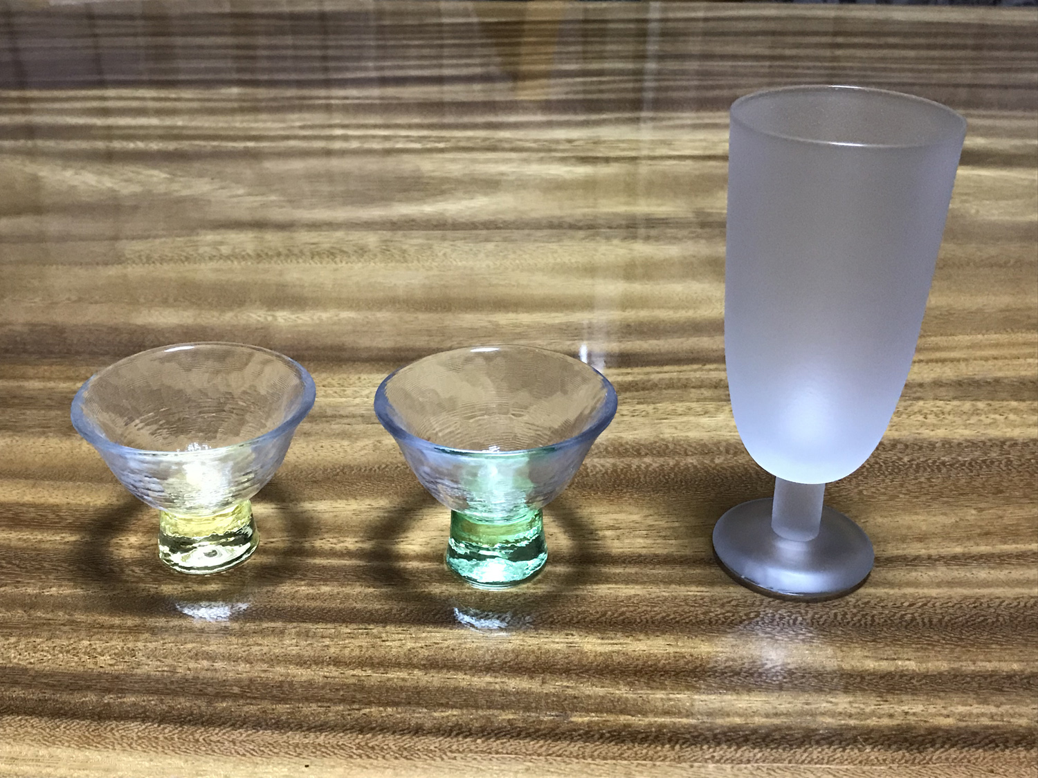 並べられたガラス製の杯の写真