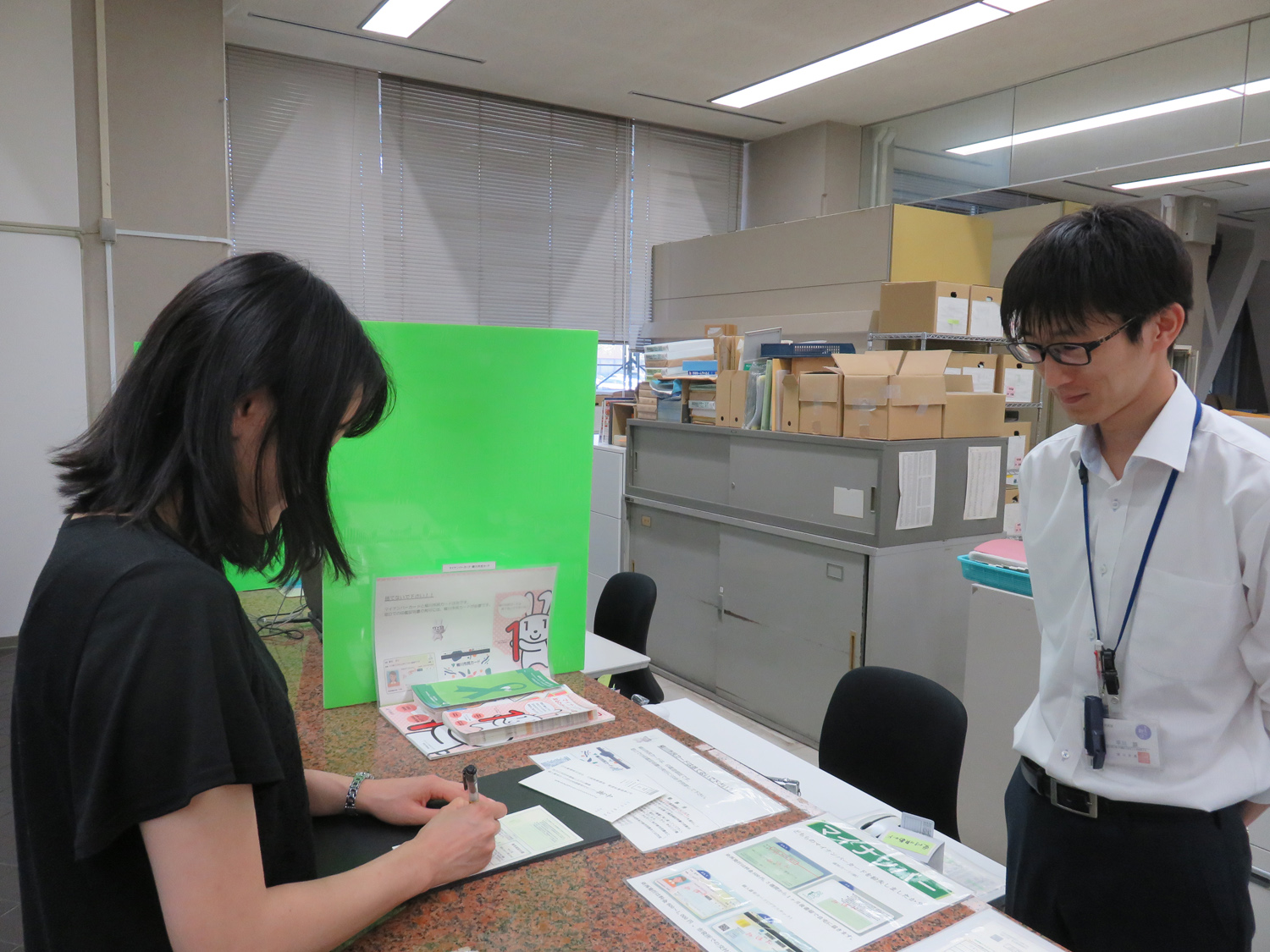 申請書に記載する様子