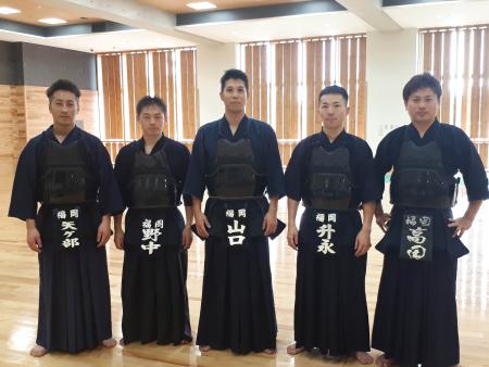 剣道着を着た柳川市役所Aチームの皆さんの集合写真
