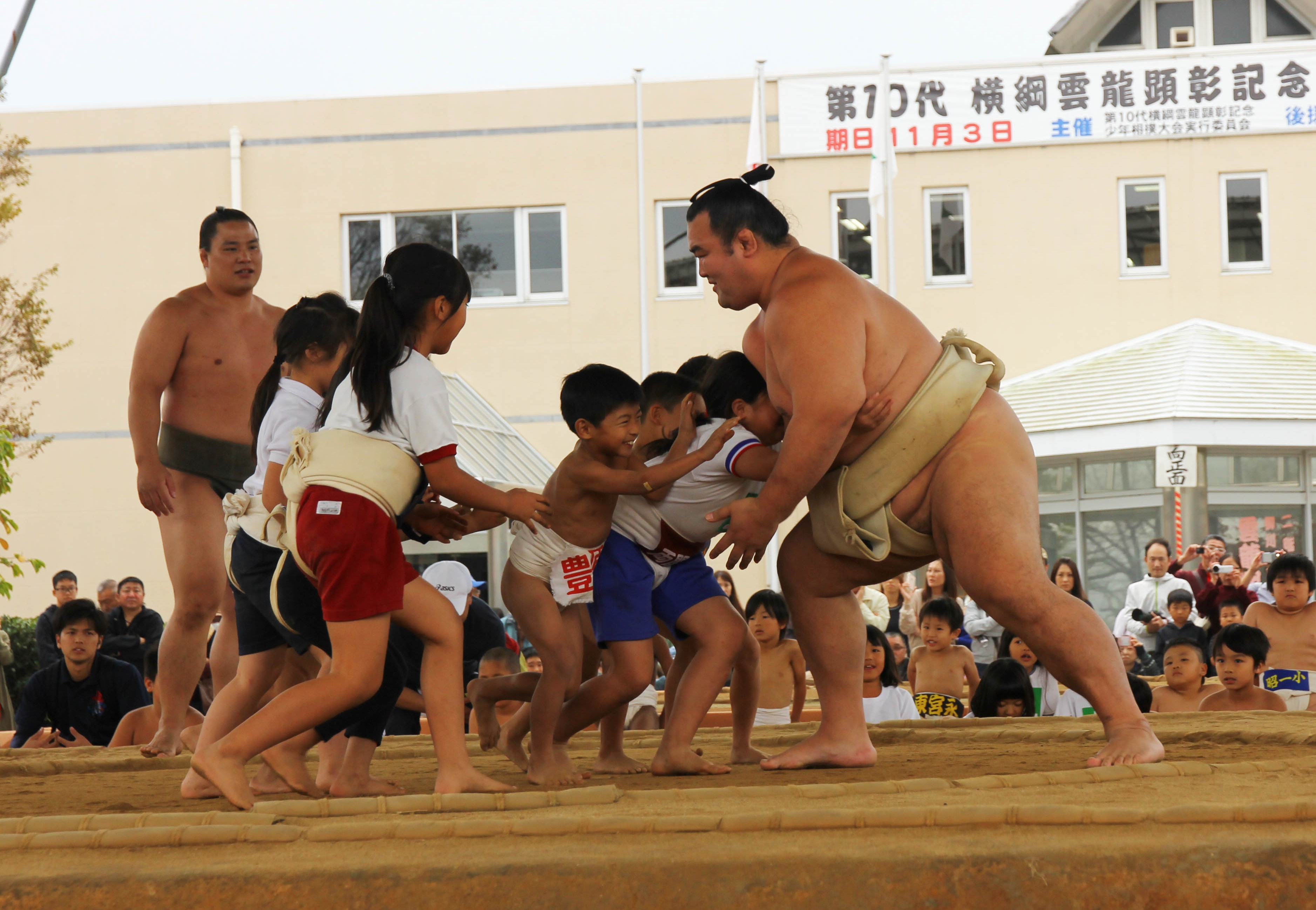 雲龍相撲大会で子ども力士に稽古をつける琴奨菊関の画像