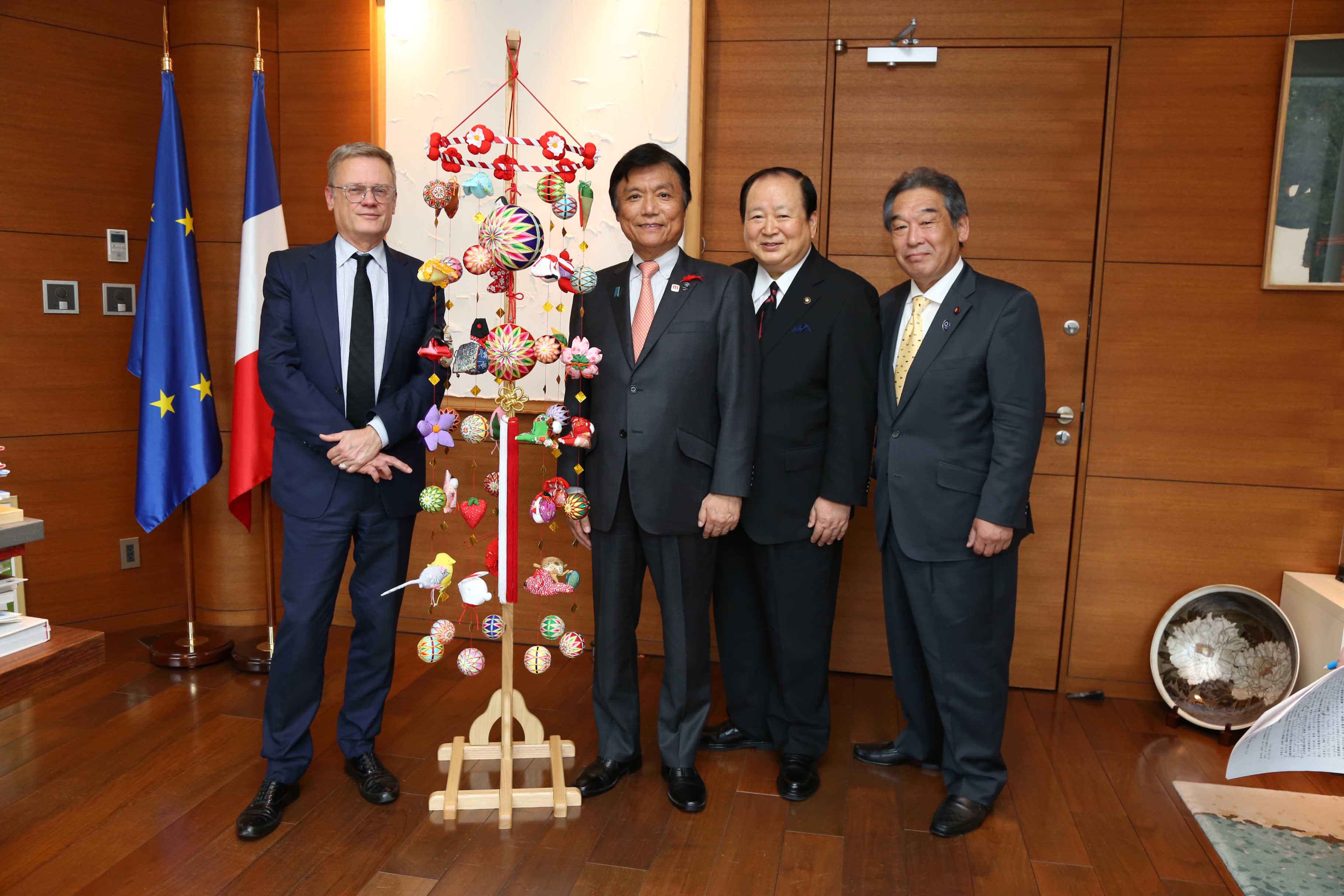 ル・メール大臣と贈呈したさげもんとの写真