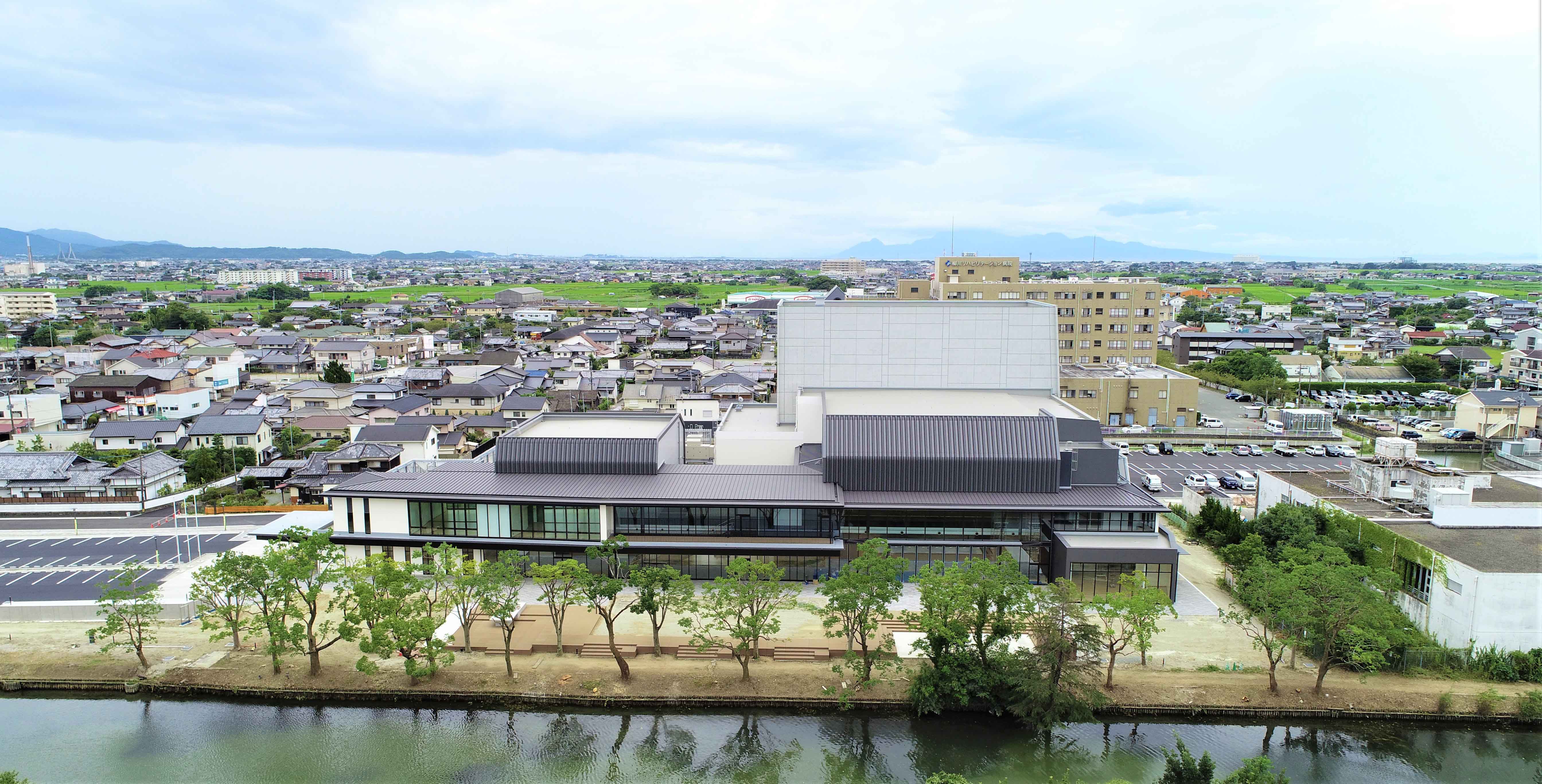 柳川市民文化会館全体を北側から撮った写真