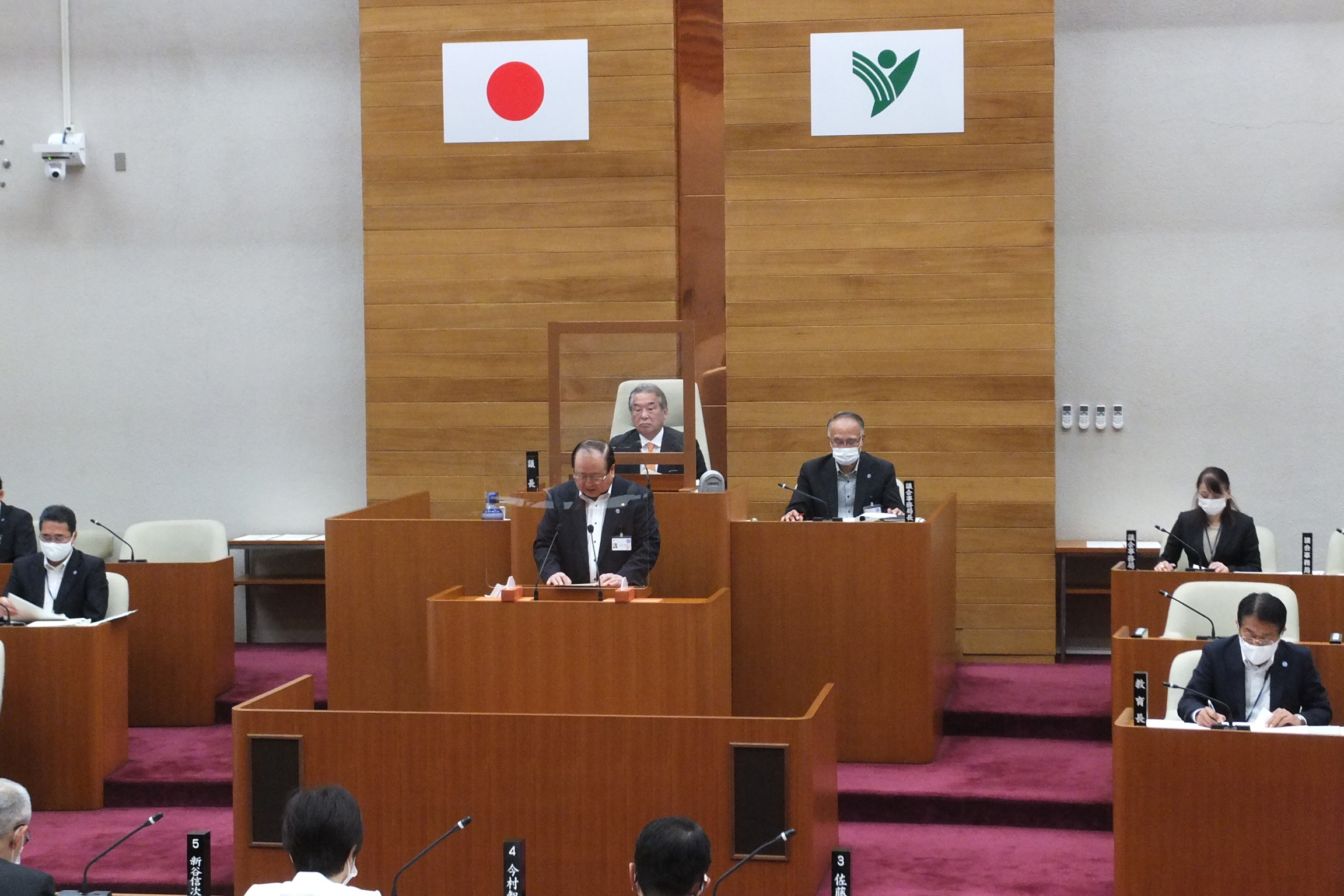 アクリル板を設置した議場で議会を行っている様子