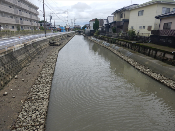 矢ヶ部地区県営かんがい排水路の先行排水時の水位の写真