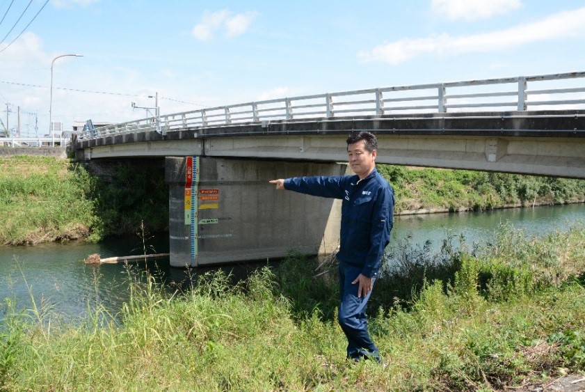 新村橋の水位表の写真