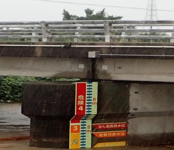 令和3年8月豪雨で増水する沖端川の写真