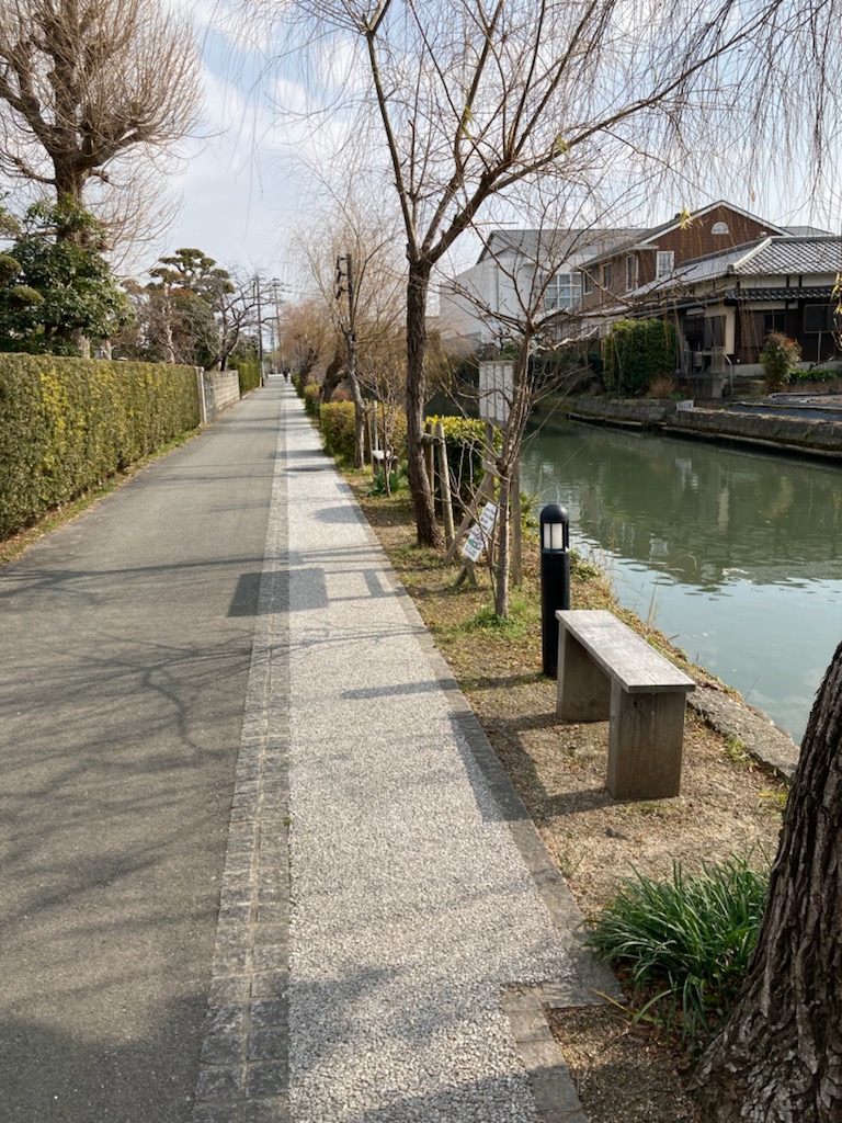 川沿いの遊歩道の写真