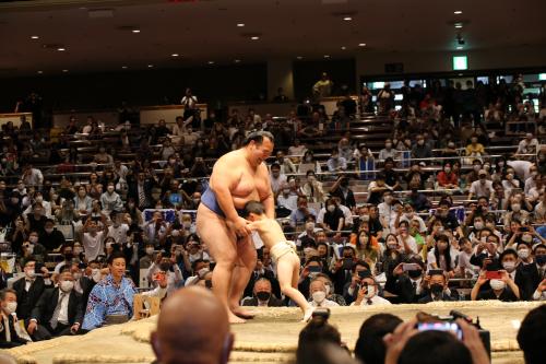 息子と相撲を取る秀ノ山親方