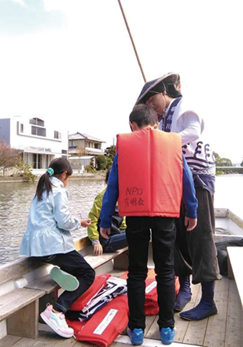 「水郷柳川ゆるり旅」プログラムでの船頭体験 