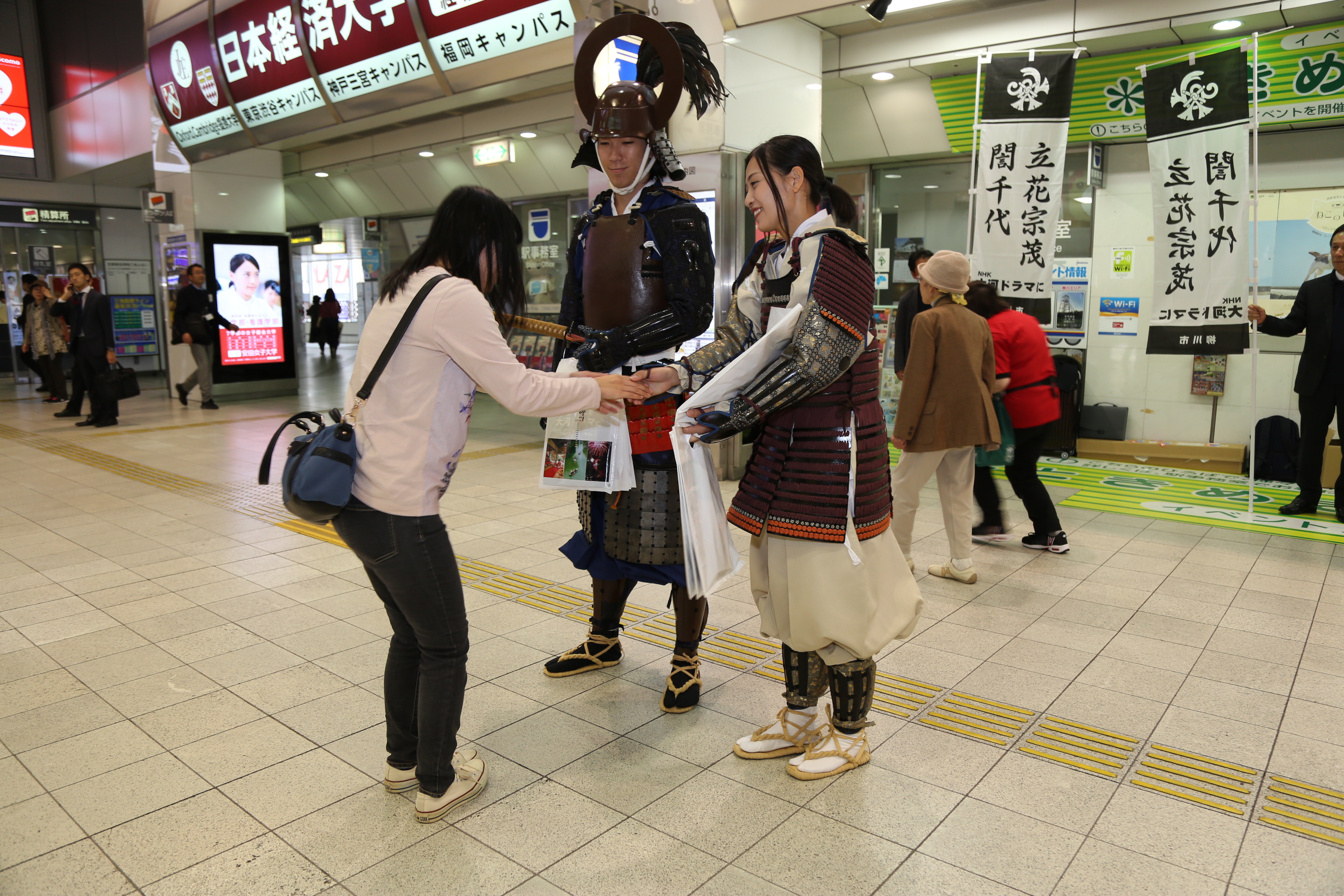 西鉄福岡天神駅前でPRをする様子1